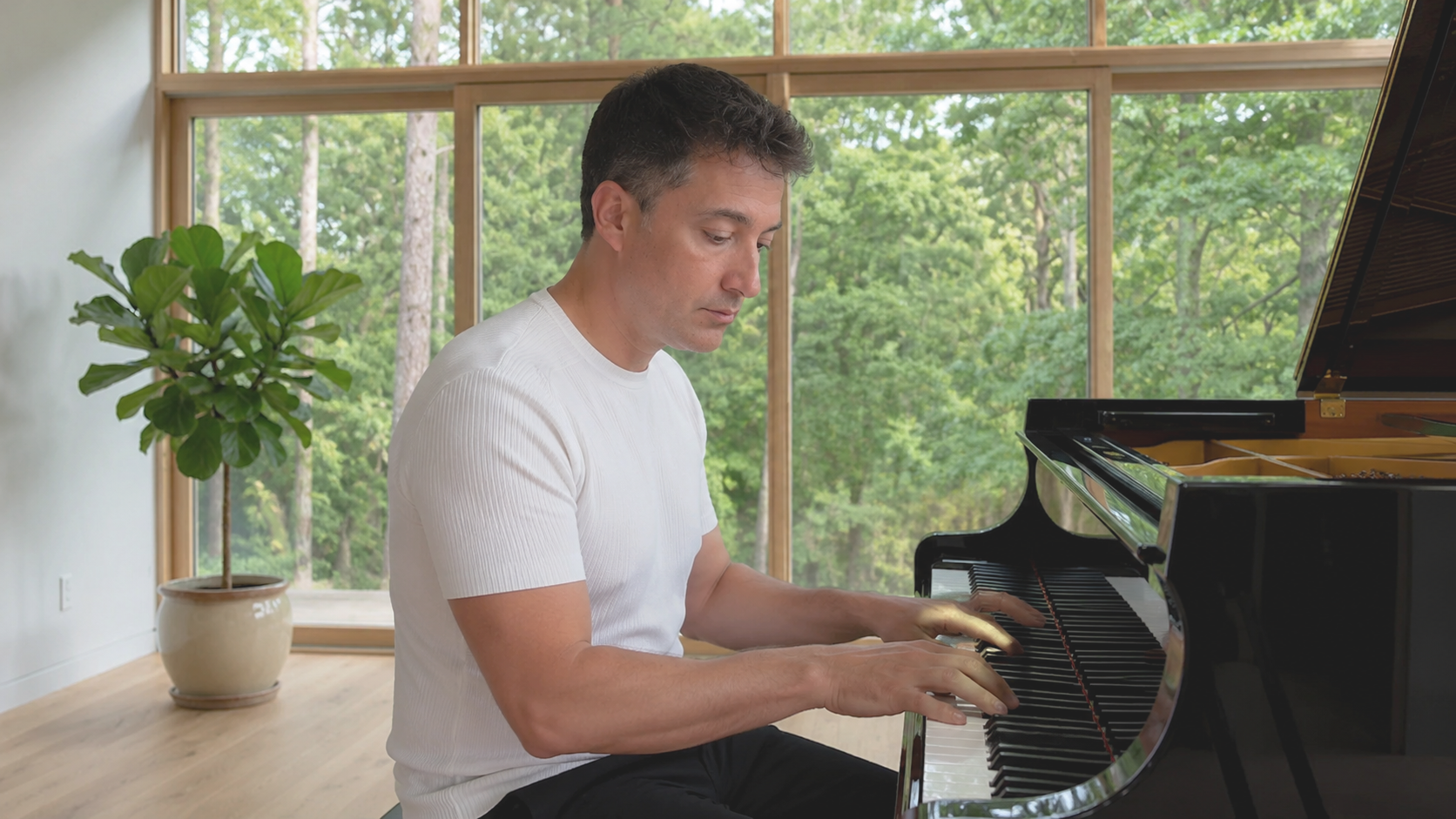 Tocando el piano en un entorno natural